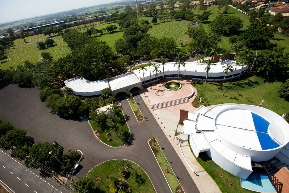 Vista aérea da estrutura do Jardim da Paz com prédios, estacionamento e jardins